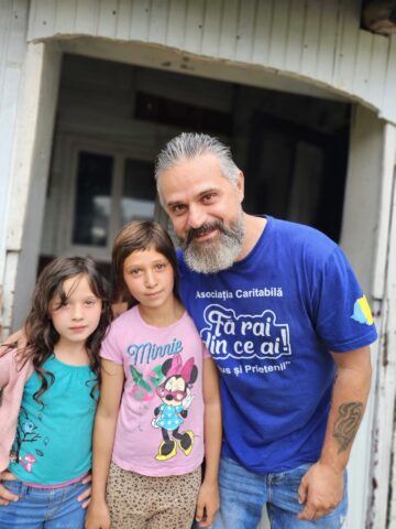 Surorile Camelia și Oana din Sucevița, abandonate de mamă, dar sprijinite de oameni inimoși, vor avea în sfârșit o casă