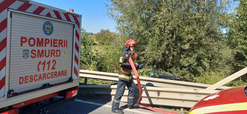 O mașină a ieșit violent în decor, la Ilișești. Un bărbat a fost găsit încarcerat în mașină, fără funcții vitale