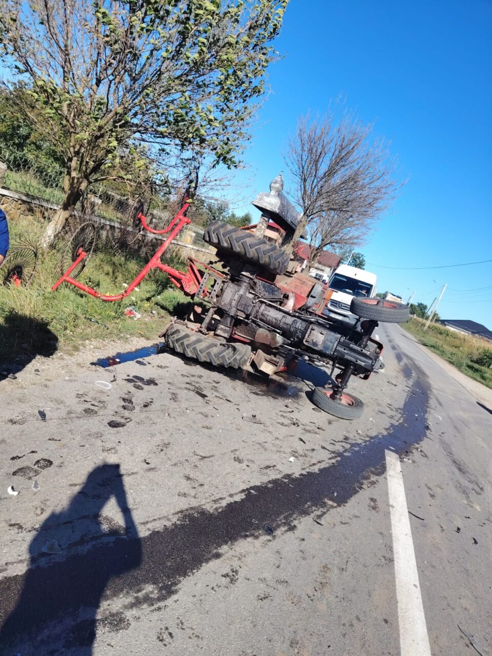Tractor răsturnat de un BMW, care după impact s-a oprit într-un gard