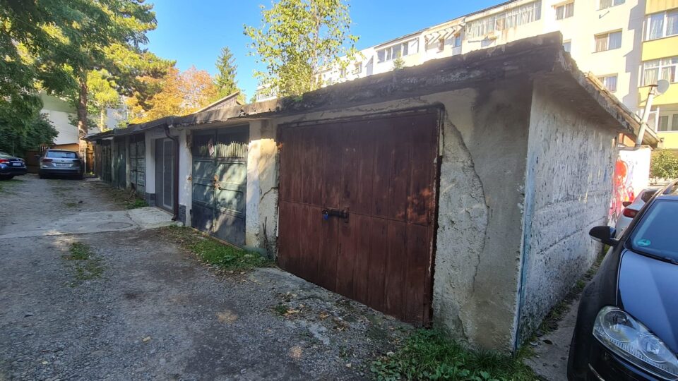 Bara de garaje în capătul căreia a fost amenajată o curte, pe terenul concesionat, dintre garaj și bloc