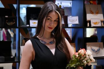 Colecția „Vitralii purtabile”, semnată de Andreea Alexandra Stela Juduc, expusă la Cărturești