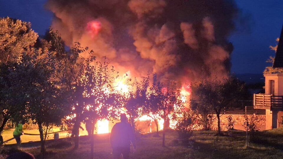 Casă salvată in extremis după un puternic incendiu la o anexă din lemn, la Plopeni