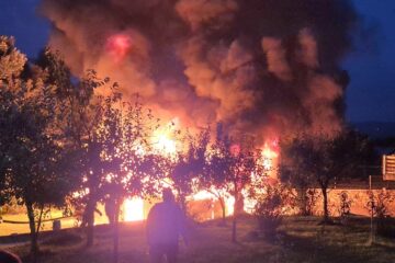 Casă salvată in extremis după un puternic incendiu la o anexă din lemn, la Plopeni