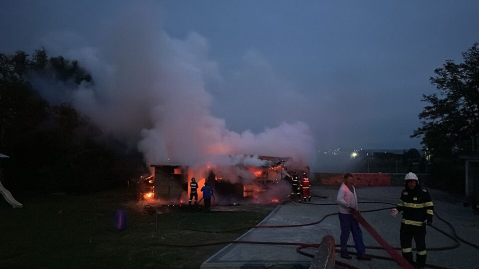 Casă salvată in extremis după un puternic incendiu la o anexă din lemn, la Plopeni