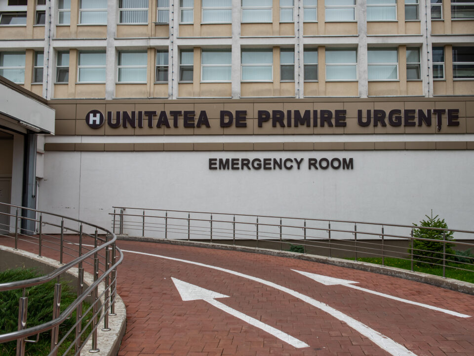 Un copil de 5 ani a ajuns la urgențe, mușcat de un câine de talie mare