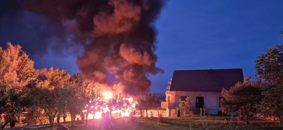 Casă salvată in extremis după un puternic incendiu la o anexă din lemn, la Plopeni