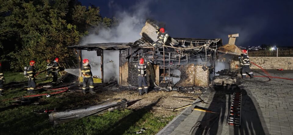 Casă salvată in extremis după un puternic incendiu la o anexă din lemn, la Plopeni