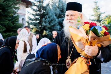 Decalogul vârstnicului – scrisoare așezată pe inimă, ca o mână pe umăr, pe drumu’ de-ntors către Casă