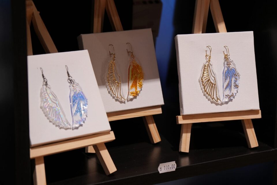 Colecția „Vitralii purtabile”, semnată de Andreea Alexandra Stela Juduc, expusă la Cărturești