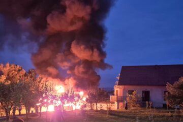 Casa în care stau 11 copii, salvată din incendiul care a distrus anexa în care erau 15 biciclete, un tractor de cosit iarba și un ATV