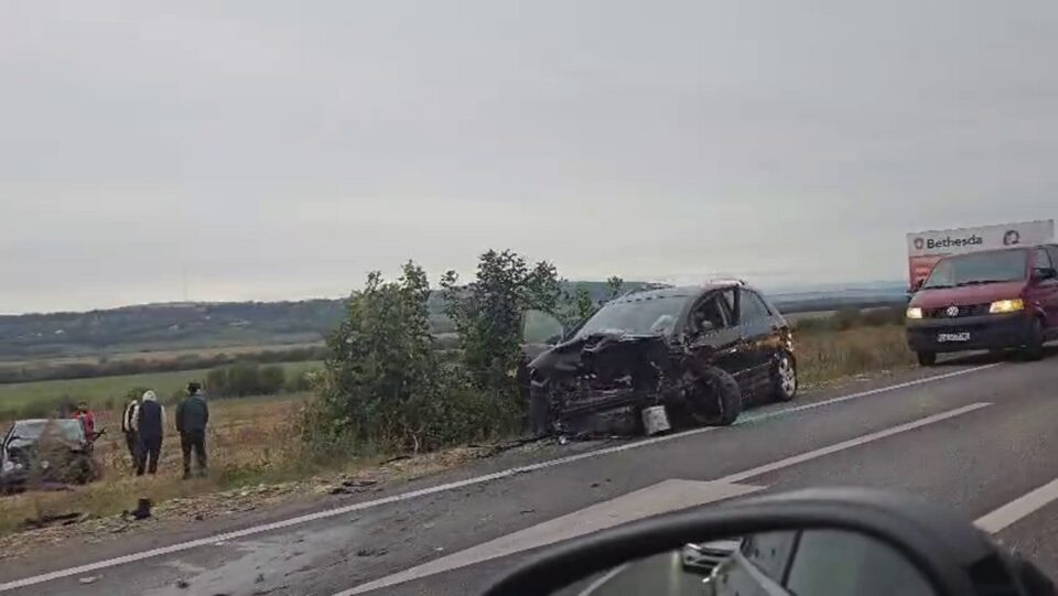 Doi adulți și un minor, răniți în urma unui accident rutier produs în zona Pătrăuți