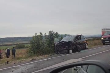 Doi adulți și un minor, răniți în urma unui accident rutier produs în zona Pătrăuți