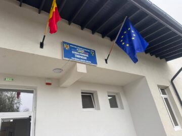 Rechizite pentru elevii din cătunul Țâmpoceni din partea șefului IȘJ Suceava