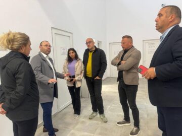 Rechizite pentru elevii din cătunul Țâmpoceni din partea șefului IȘJ Suceava