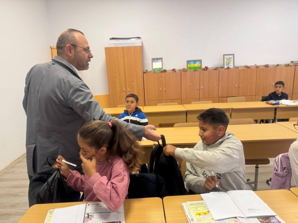 Rechizite pentru elevii din cătunul Țâmpoceni din partea șefului IȘJ Suceava
