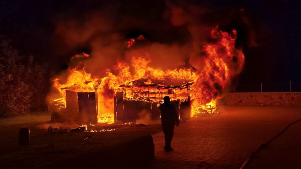 Casa în care stau 11 copii, salvată din incendiul care a distrus anexa în care erau 15 biciclete, un tractor de cosit iarba și un ATV