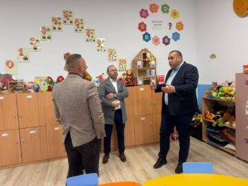 Rechizite pentru elevii din cătunul Țâmpoceni din partea șefului IȘJ Suceava