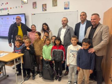 Rechizite pentru elevii din cătunul Țâmpoceni din partea șefului IȘJ Suceava