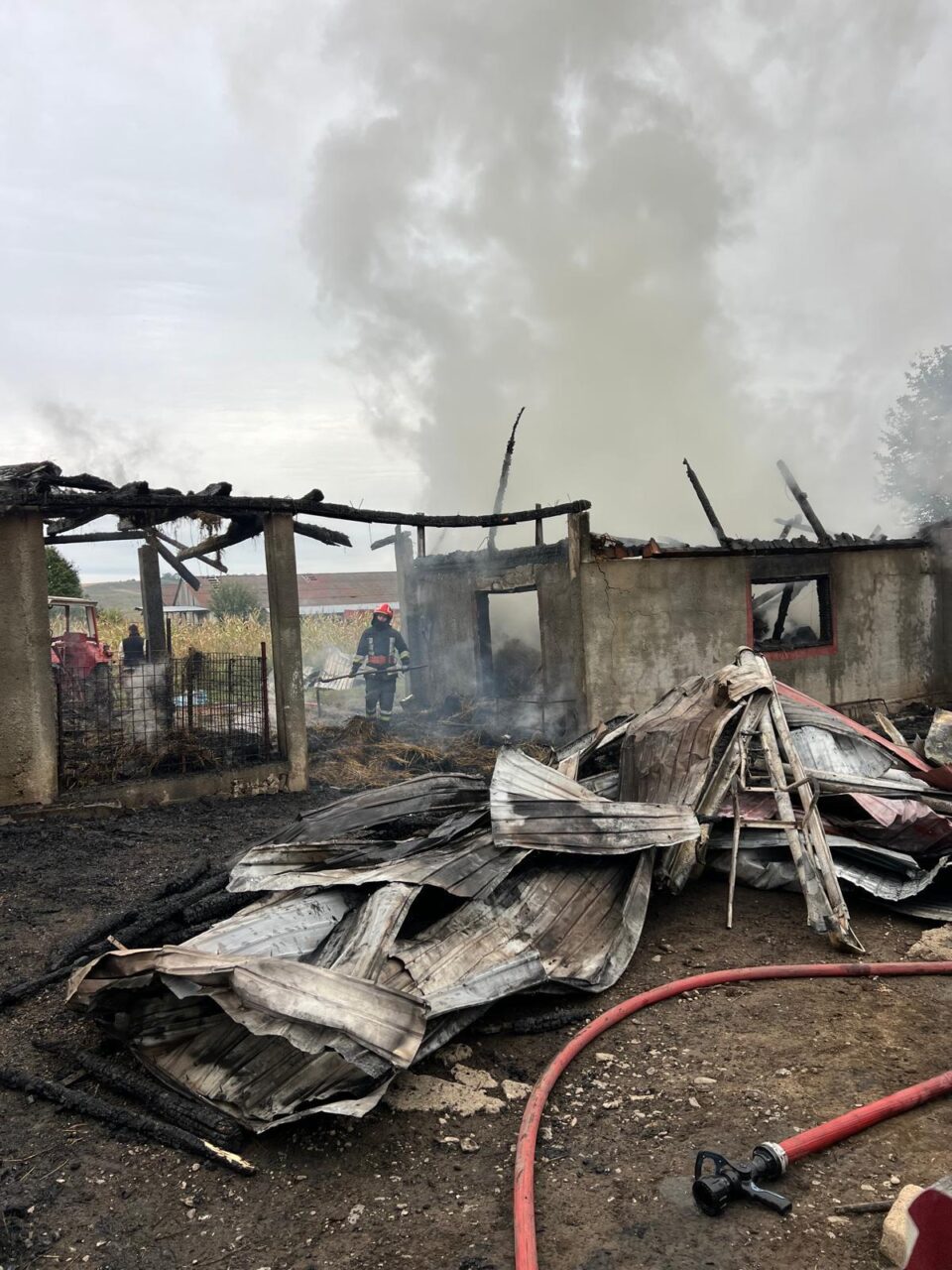 Pagube mari după un incendiu în gospodăria unui fermier