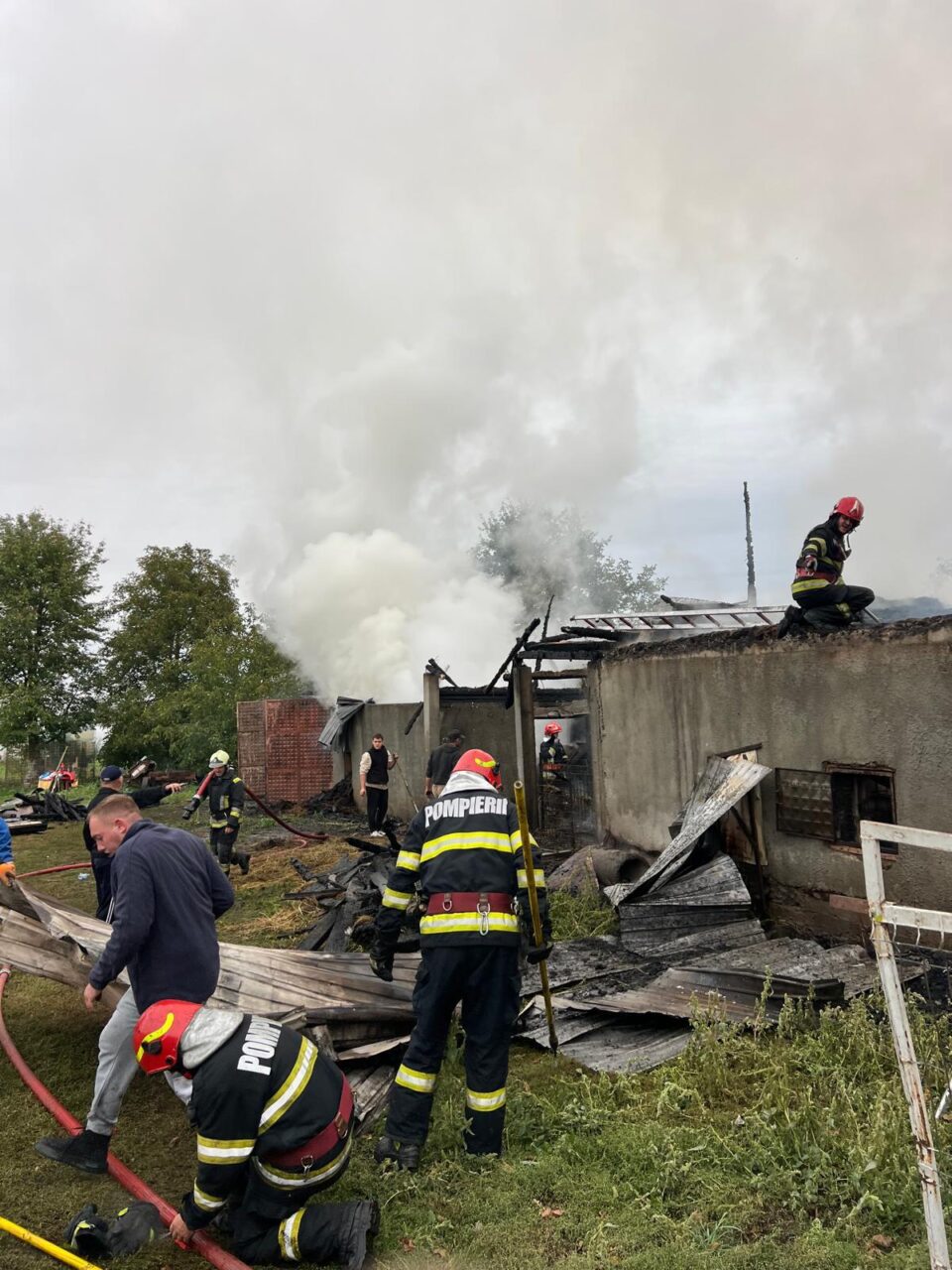 Pagube mari după un incendiu în gospodăria unui fermier