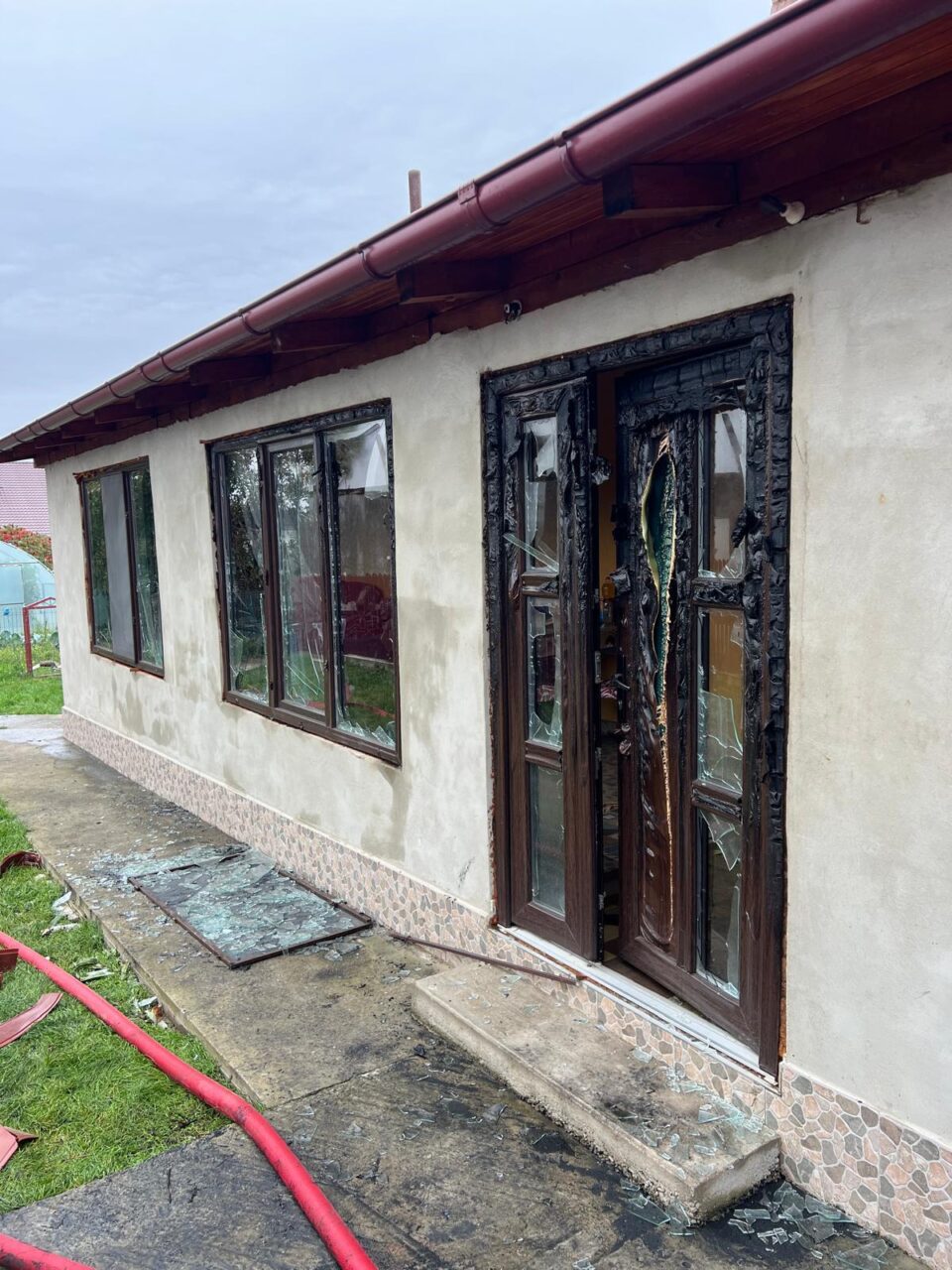 Pagube mari după un incendiu în gospodăria unui fermier