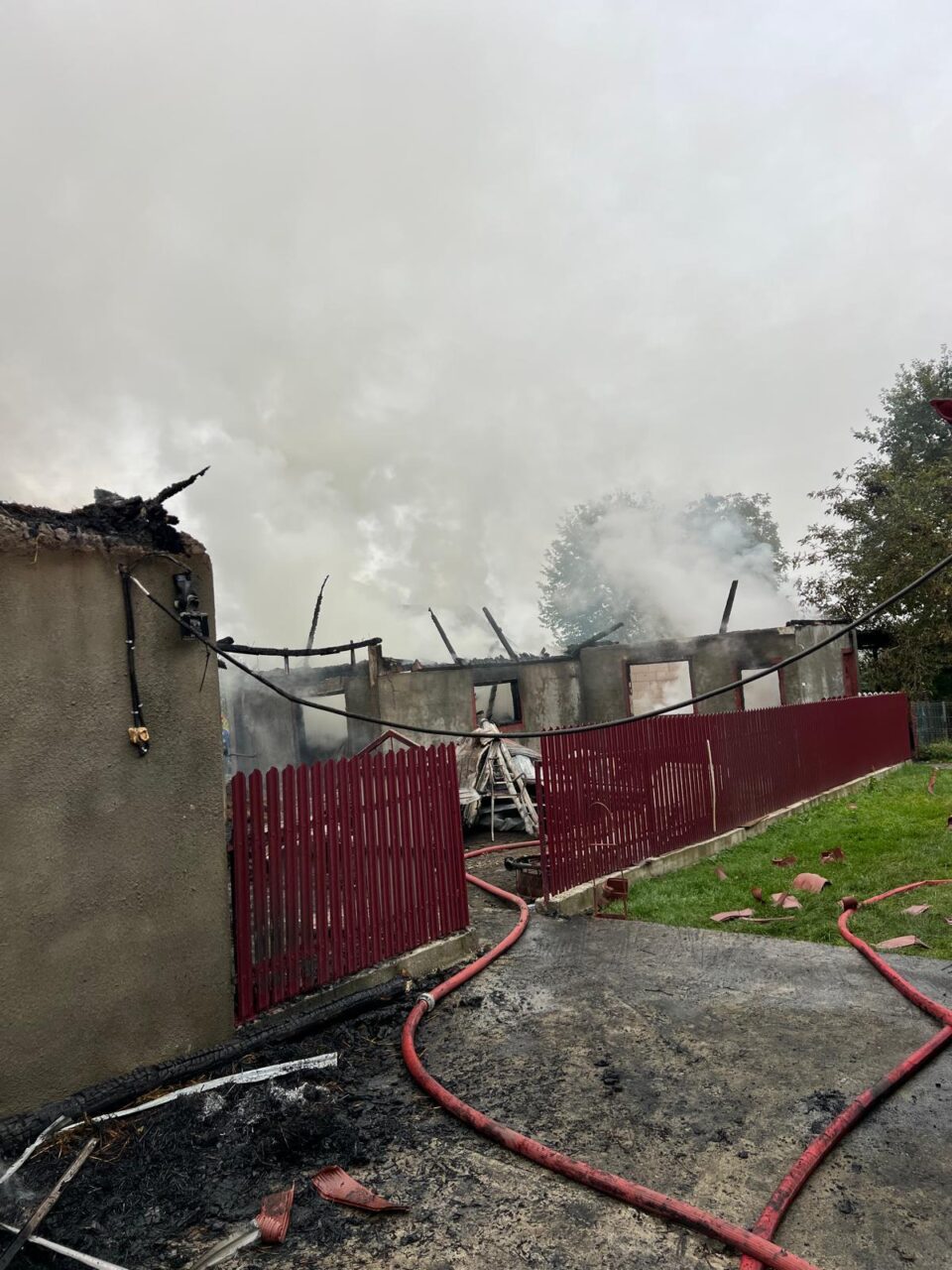 Pagube mari după un incendiu în gospodăria unui fermier