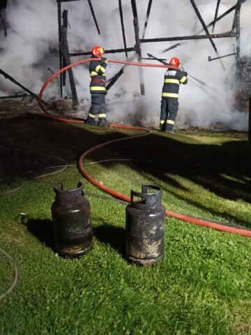 O gospodărie din satul Bogata, comuna Baia, a luat foc în miez de noapte de la un scurtcircuit