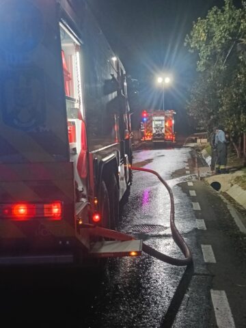 O gospodărie din satul Bogata, comuna Baia, a luat foc în miez de noapte de la un scurtcircuit