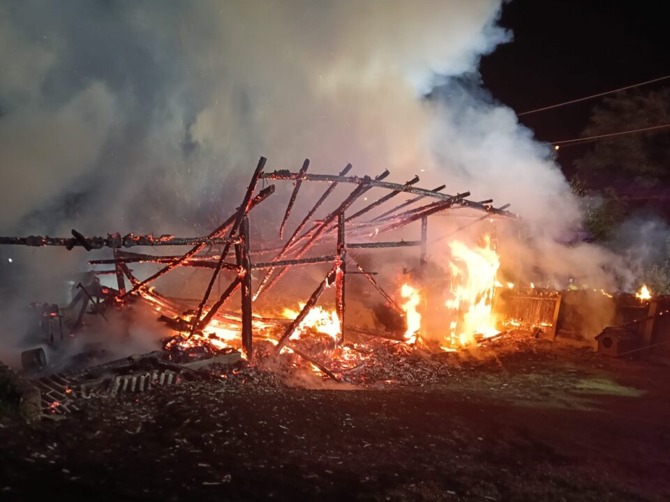 O gospodărie din satul Bogata, comuna Baia, a luat foc în miez de noapte de la un scurtcircuit