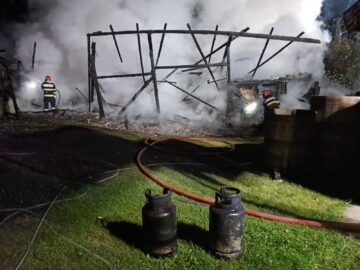 O gospodărie din satul Bogata, comuna Baia, a luat foc în miez de noapte de la un scurtcircuit