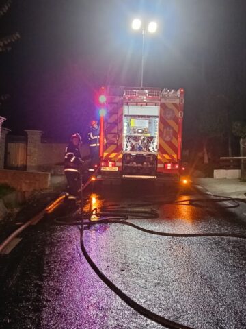O gospodărie din satul Bogata, comuna Baia, a luat foc în miez de noapte de la un scurtcircuit