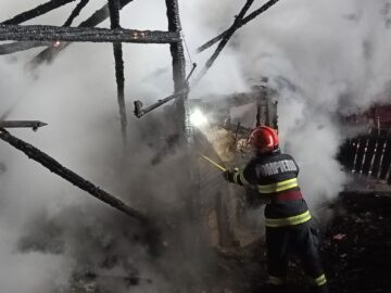 O gospodărie din satul Bogata, comuna Baia, a luat foc în miez de noapte de la un scurtcircuit