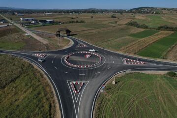 Șoldan s-a ținut de promisiune și l-a ajutat pe primarul din Horodnic de Sus să finalizeze noul sens giratoriu de pe DN 17A între Rădăuți și Marginea