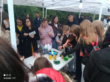 „Noaptea Cercetătorilor” a adunat vineri o lume a curioșilor pe esplanada USV, pentru a intra în lumea științei și cercetării