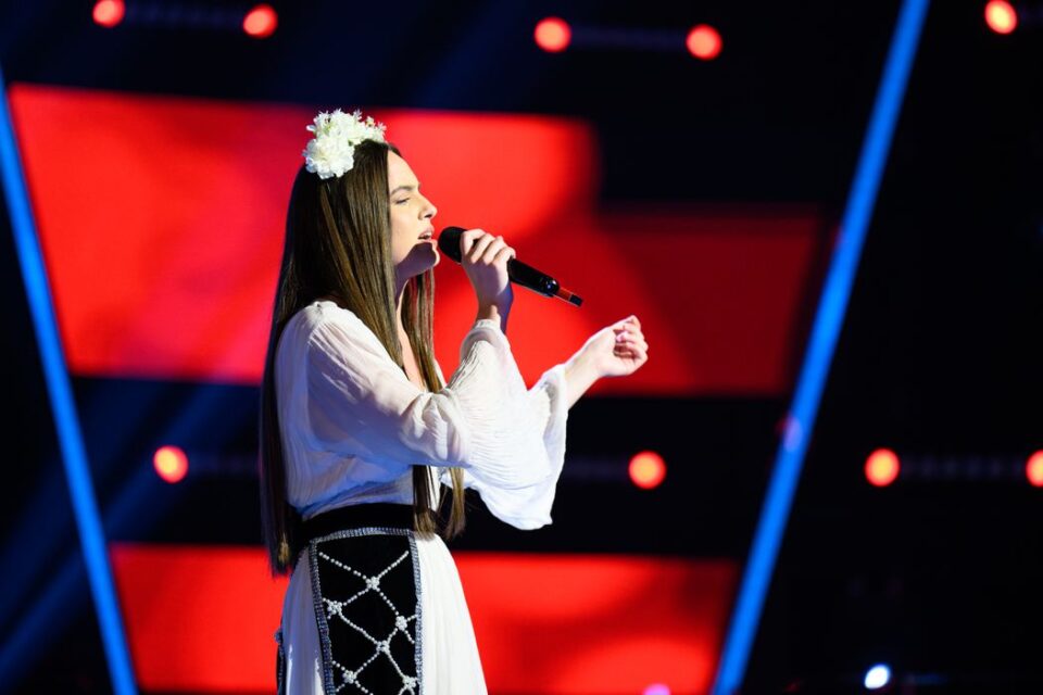 Denisa Puițău, fata care a întors toate scaunele la ”Vocea României” și pentru care s-a folosit ”butonul magic”