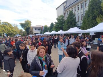„Noaptea Cercetătorilor” a adunat vineri o lume a curioșilor pe esplanada USV, pentru a intra în lumea științei și cercetării
