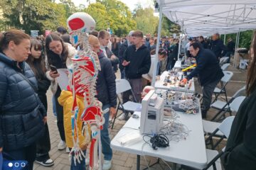 „Noaptea Cercetătorilor” a adunat vineri o lume a curioșilor pe esplanada USV, pentru a intra în lumea științei și cercetării