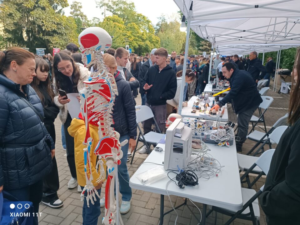 „Noaptea Cercetătorilor” a adunat vineri o lume a curioșilor pe esplanada USV, pentru a intra în lumea științei și cercetării