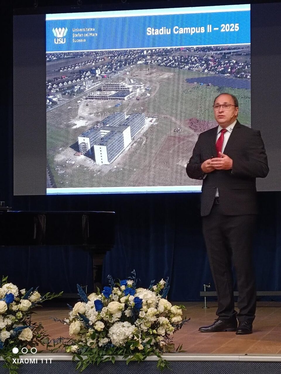Rectorul USV Mihai Dimian prezentând audienței noile realizări în Campusul 2 al Universităţii
