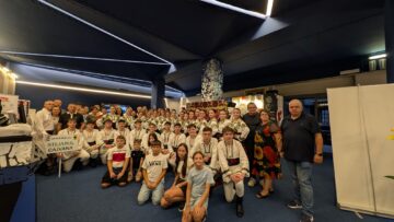 Ansamblul Folcloric „Stejarul” din Cajvana a strălucit la Torino