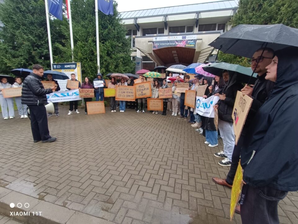Protest al studenților USV în fața instituției, în ziua deschiderii anului universitar