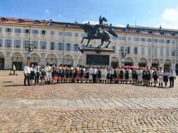 Ansamblul Folcloric „Stejarul” din Cajvana a strălucit la Torino