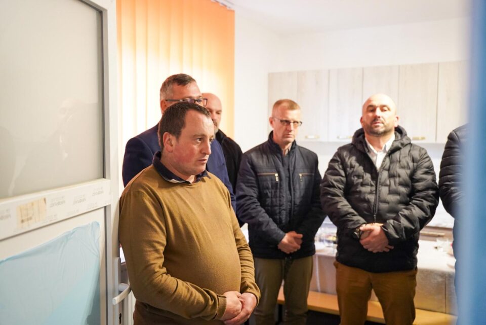 Emoția solidarității la Broșteni: încă o familie cu casa distrusă la inundații s-a mutat în locuință nouă, reconstruită de voluntari din comuna Slatina