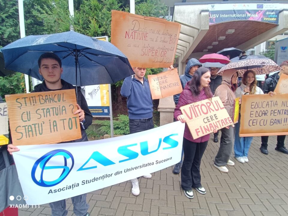 Protest al studenților USV în fața instituției, în ziua deschiderii anului universitar