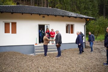 Emoția solidarității la Broșteni: încă o familie cu casa distrusă la inundații s-a mutat în locuință nouă, reconstruită de voluntari din comuna Slatina