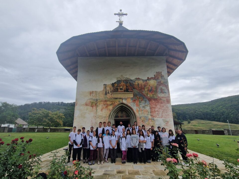 Drumeție educativ-recreativă pentru tinerii ATOS, de la Mănăstirea Dragomirna la Mănăstirea Pătrăuți