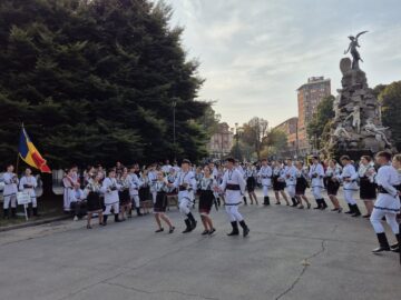 Ansamblul Folcloric „Stejarul” din Cajvana a strălucit la Torino