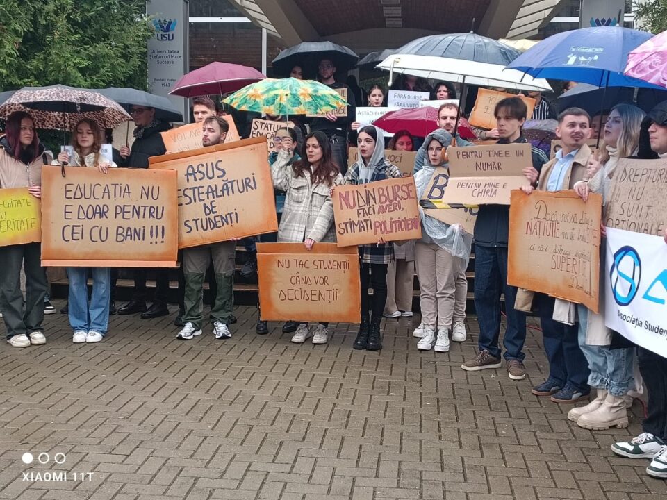 Protest al studenților USV în fața instituției, în ziua deschiderii anului universitar