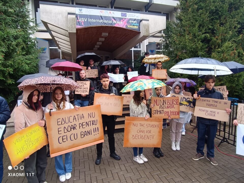 Protest al studenților USV în fața instituției, în ziua deschiderii anului universitar