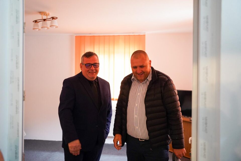 Emoția solidarității la Broșteni: încă o familie cu casa distrusă la inundații s-a mutat în locuință nouă, reconstruită de voluntari din comuna Slatina
